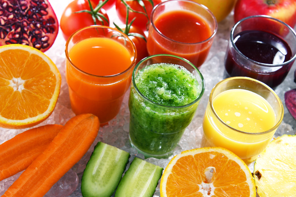 Taze organik sebze ve meyve sularıyla dolu bardaklar. Detoks diyeti - Fotoğraf, Görsel