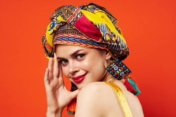 iloinen nainen etnisyys monivärinen huivi meikki glamouria Studio Malli - Valokuva, kuva