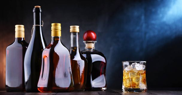Zusammensetzung mit Flaschen mit verschiedenen alkoholischen Getränken. - Foto, Bild