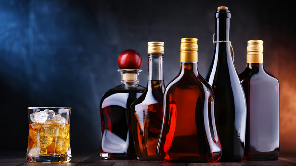 Samenstelling met flessen van diverse alcoholische dranken. - Foto, afbeelding