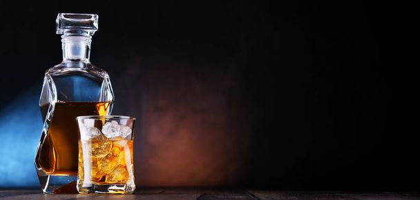 Composición con un vaso y un decantador de whisky - Foto, imagen