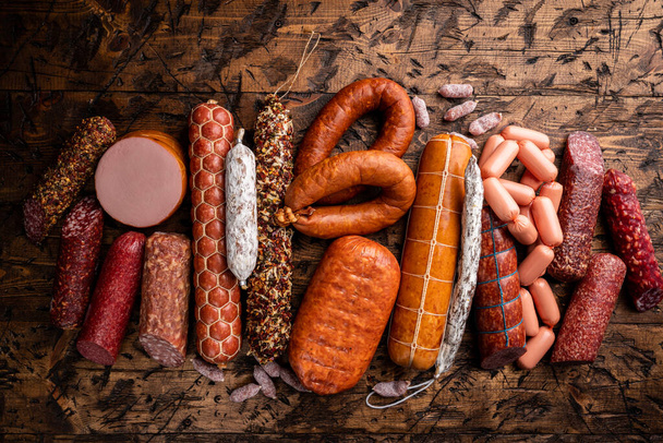 Набор различных видов колбас - Фото, изображение