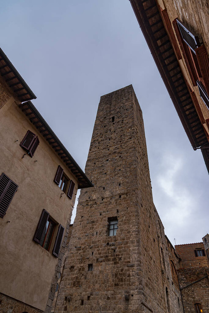 San Gimignano es una ciudad en Toscana. Rodeada de murallas del siglo XIII, la pieza central de su centro histórico es Piazza della Cisterna. En el horizonte de las torres medievales se encuentra la Torre Grossa en piedra. - Foto, imagen