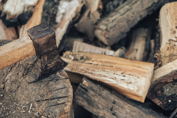 Lindo Um velho machado com uma alça de madeira está em uma pilha de lenha, vista superior de perto - Foto, Imagem