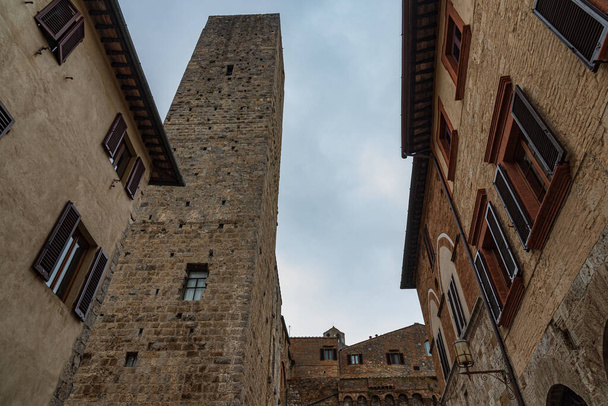 San Gimignano es una ciudad en Toscana. Rodeada de murallas del siglo XIII, la pieza central de su centro histórico es Piazza della Cisterna. En el horizonte de las torres medievales se encuentra la Torre Grossa en piedra. - Foto, imagen