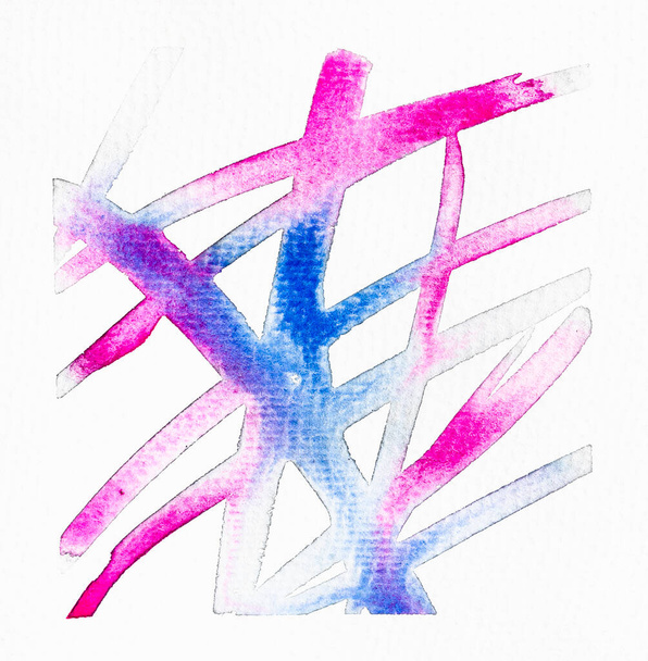 voorbeeld van aquarelverf techniek met de hand getekend in grijze kleur op getextureerd wit papier close-up - verspreiden druppels blauw en roze aquarelverf op penseel slag van onverzadigde grijze verf - Foto, afbeelding