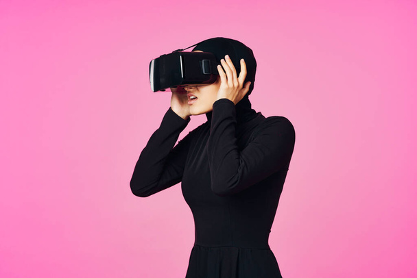 woman in black hijab glasses virtual reality technology movie watching - Foto, Bild