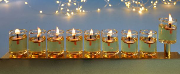 Jüdischer Feiertag Chanukka Hintergrund mit Menora traditionellen Kandelaber und Kerzen auf blauem Hintergrund - Foto, Bild