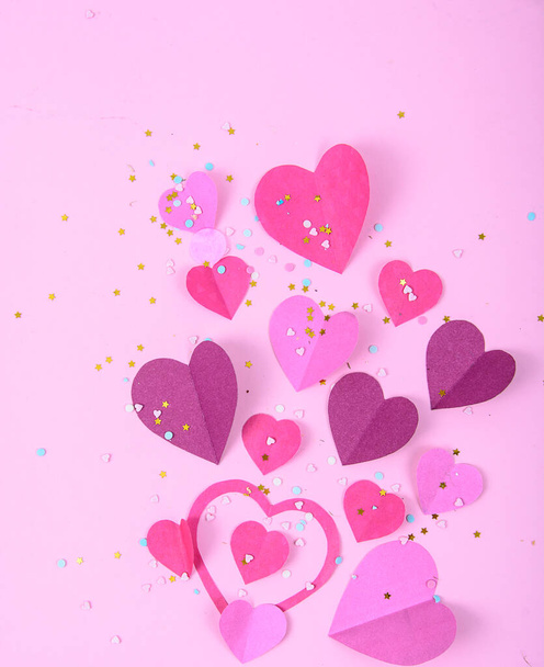 Abstraktní pozadí s papírovými srdci na Valentýna. Růžová láska a pocity Pozadí pro plakát, banner, pošta, karta. Horní pohled. Studio Photo - Fotografie, Obrázek