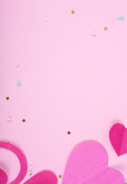 Fondo abstracto con corazones de papel para el día de San Valentín. Pink Love and Feeling Fondo para póster, banner, poste, tarjeta. Vista superior - Foto, imagen