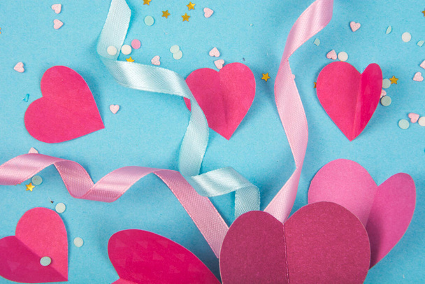 Fondo abstracto con corazones de papel, cintas para el día de San Valentín. Blue Love and Feeling Fondo para póster, banner, poste, tarjeta. Estudio foto - Foto, imagen