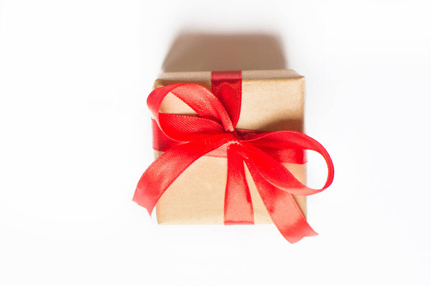  Concept de vacances - cadeau isolé avec arc rouge sur fond blanc. composition pour Noël, Nouvel An et fêtes. pose plate avec place pour le texte. - Photo, image