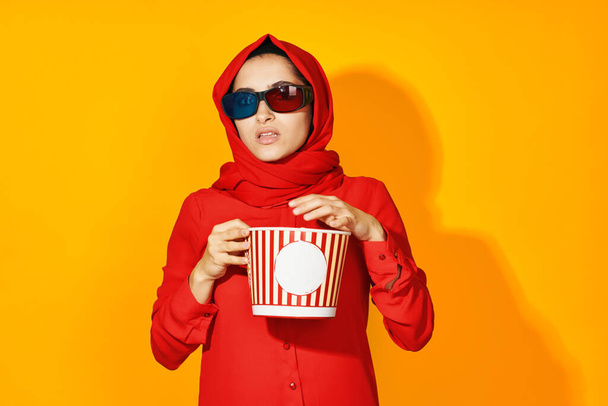 woman in red hijab popcorn entertainment cinema ethnicity model - Foto, imagen