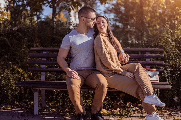 Romantikus pár gyönyörű pillanatokat a boldogság és az öröm őszi parkban. Szerelem és tendencia.Életmód koncepció - Fotó, kép