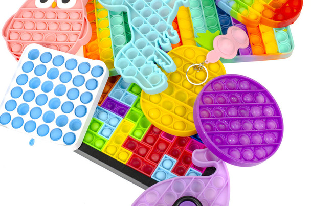 Een set van verschillende eenvoudige kuiltjes, pop it. Modieus en modern anti-stress speelgoed voor kinderen en volwassenen. - Foto, afbeelding
