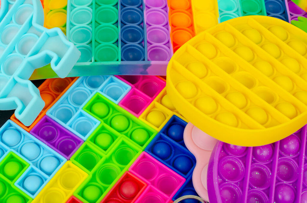 Eine Reihe von verschiedenen einfachen Grübchen, pop it. Modernes Anti-Stress-Spielzeug für Kinder und Erwachsene. - Foto, Bild