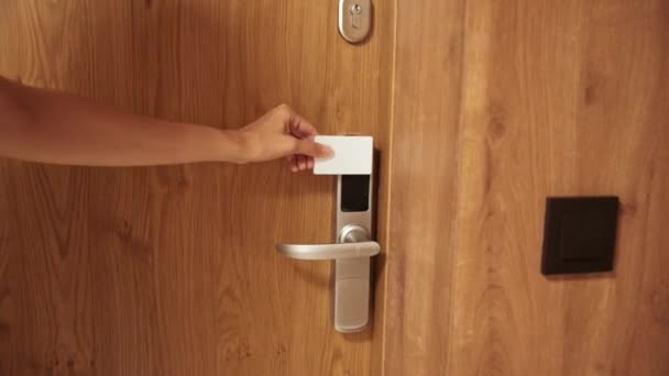 Γυναίκα ανοιχτή πόρτα ψηφιακή κλειδαριά με κλειδί κάρτας - Πλάνα, βίντεο
