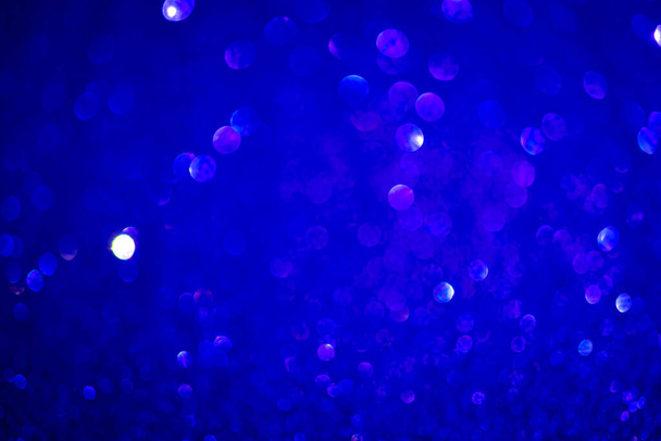 Indigo fundo azul bokeh. Luzes de glitter vintage, brilhantes efeitos de Natal pano de fundo  - Foto, Imagem