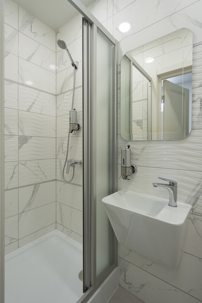 Belső tér világos és modern fehér fürdőszoba. zuhanykabin - Fotó, kép
