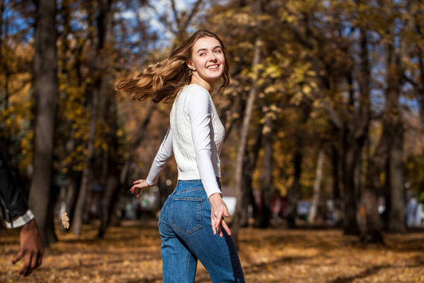 Young happy woman demonstrates the harvest of squash - Φωτογραφία, εικόνα