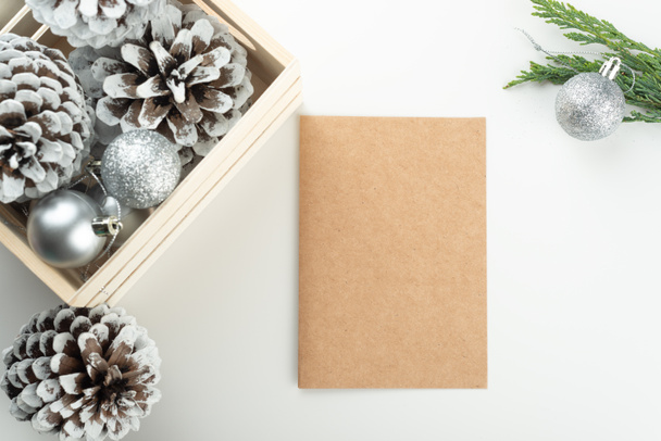 Дерево і Веселих різдвяних листів - мінімалістичні листівки.. - Фото, зображення