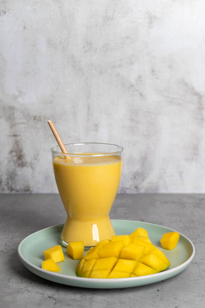 Lássi de cóctel de mango indio con miel para el desayuno, concepto de alimentación saludable, espacio para copiar, primer plano - Foto, Imagen