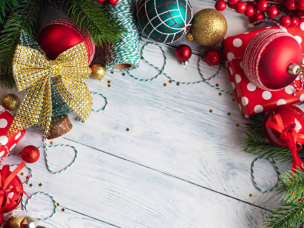 木製のクリスマス赤、緑、金色の装飾フレーム - 写真・画像