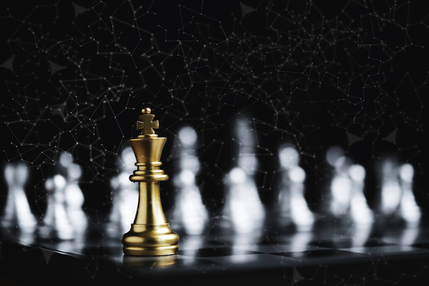 Złoty król szachy spotkanie z wrogiem srebrnych szachów na ciemnym tle i połączenie linii dla idei strategii i futurystycznej koncepcji - Zdjęcie, obraz