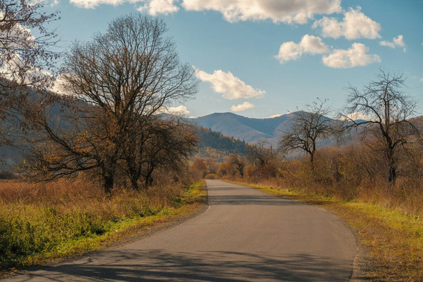 Ukraińscy Karpaty. Panoramiczny widok na jesienny krajobraz w górach. Błękitne niebo i białe chmury - Zdjęcie, obraz
