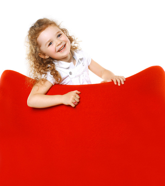 fröhliches kleines Mädchen auf Sessel leer - Foto, Bild