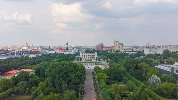 Centralne wejście i aleja w Parku Gorky, Moskwa - Zdjęcie, obraz