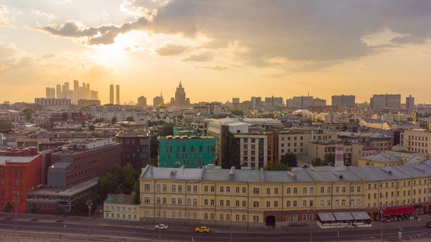 Ηλιοβασίλεμα πάνω από το κέντρο της Μόσχας το καλοκαίρι από ύψος - Φωτογραφία, εικόνα