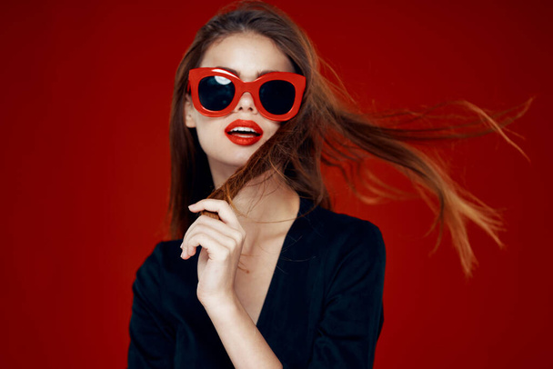 mulher glamourosa usando óculos de sol lábios vermelhos posando close-up - Foto, Imagem