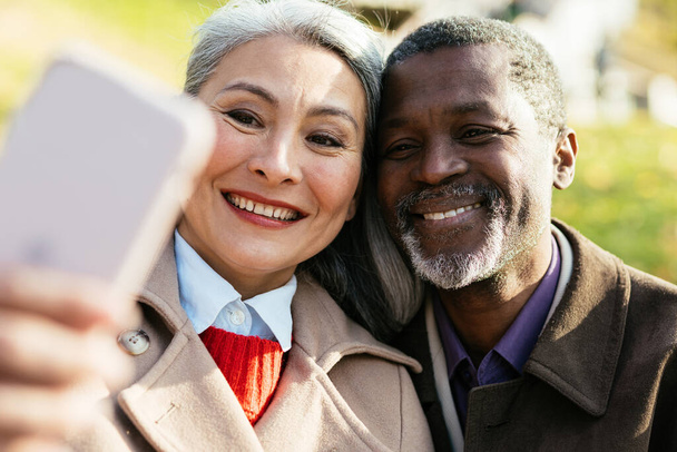 Storytelling image of a multiethnic senior couple in love - Foto, imagen