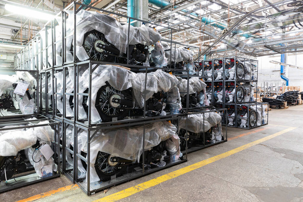 muitas novas motocicletas em pacotes na fábrica de motocicletas e moped assembly - Foto, Imagem
