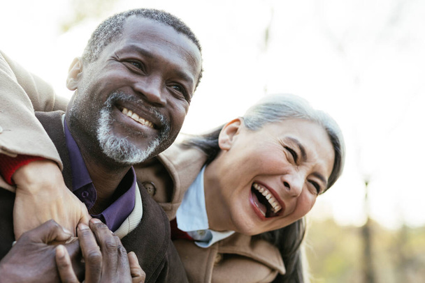 Storytelling image of a multiethnic senior couple in love - Foto, Bild