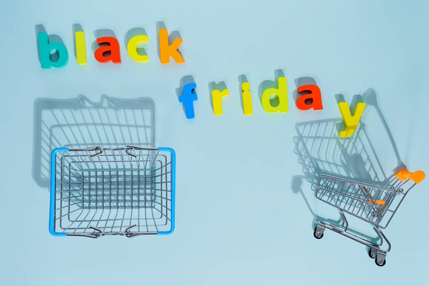 Inschrijving zwarte vrijdag blauwe achtergrond lage prijzen, kortingen, winkelen op zwarte vrijdag. Vlakke plaat - Foto, afbeelding