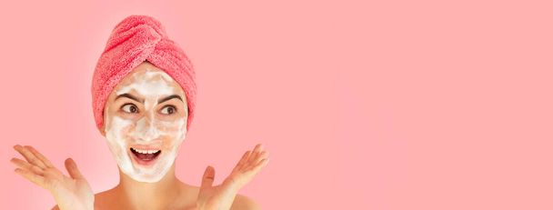 Portré gyönyörű boldog nő alkalmazása tisztító hab mosás arc. A bőrápolás fogalma - Fotó, kép