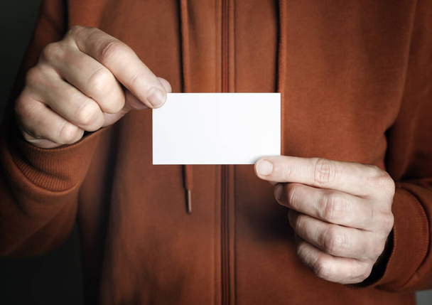 Man holding and showing blank white business card. - Foto, Imagen