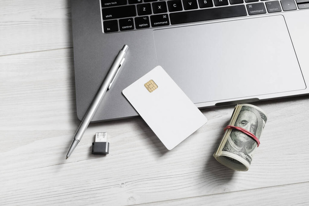 Concepto de negocio en línea. Dinero, tarjeta de crédito en blanco, bolígrafo, unidad flash y teclado portátil. - Foto, Imagen