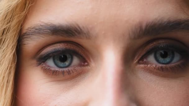 Zblízka žena krásná modrá jasné oči mladá běloška dívá na kameru žena s dobrým zrakem zrak s dlouhými řasami make-up vzhled vidět po úspěšné laserové chirurgii oftalmologie - Záběry, video