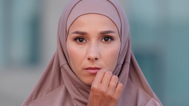 Moslim serieuze vrouw vrouw gezicht buiten islamitisch meisje in hijab zip gebaar het sluiten van nauwe mond op sleutel houden stilte lippen geheim niet praten stoppen met praten. Arabische dame maakt stille teken, racisme concept - Video