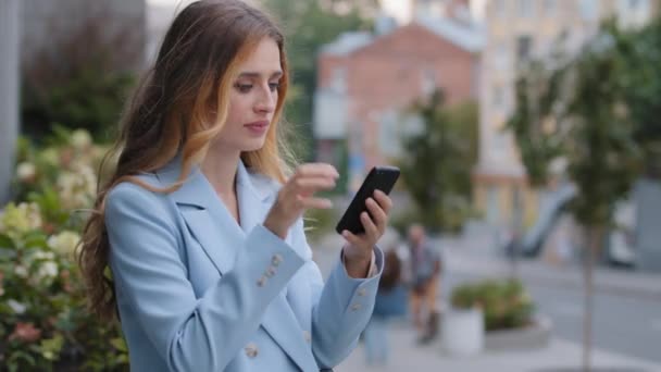 Ділова жінка кавказька дівчина леді-леді, дивлячись в мобільний телефон, відчуває шоковані турботи про погані новини проблеми відмови від фінансових повідомлень помилка тримає голову від стресу в місті
 - Кадри, відео
