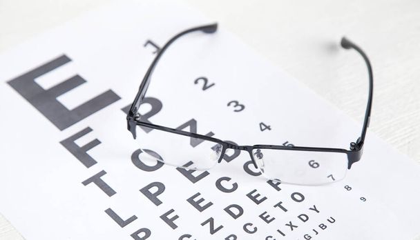 Eye test chart with eyeglasses. Medical eye diagnostic - Foto, afbeelding
