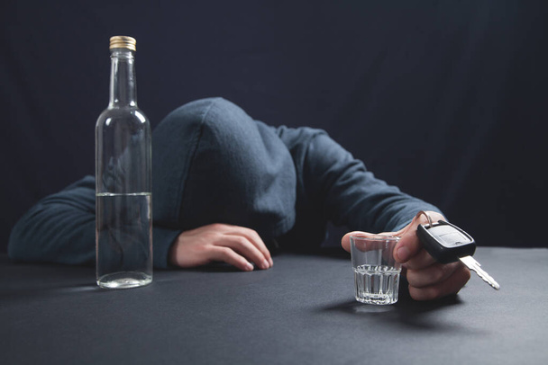 Mann mit Wodka-Glas und Autoschlüssel. Trunkenheit am Steuer - Foto, Bild