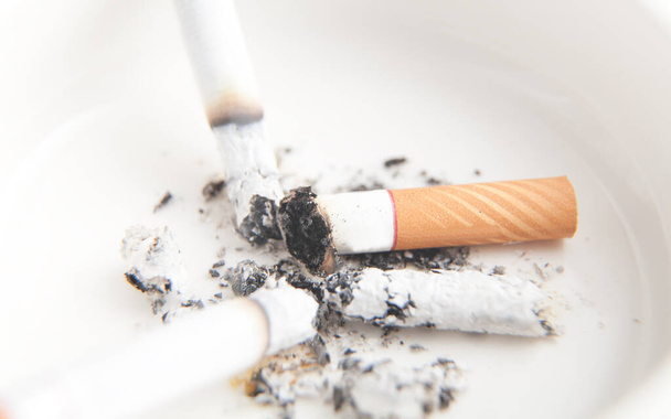 タバコと白い灰皿。喫煙 - 写真・画像