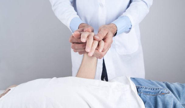 Kafkasyalı doktor hasta eline masaj yapıyor.. - Fotoğraf, Görsel