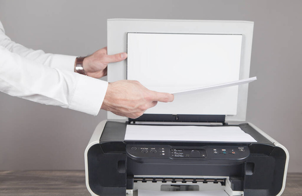 Homem copiando e digitalizando documentos no escritório. - Foto, Imagem