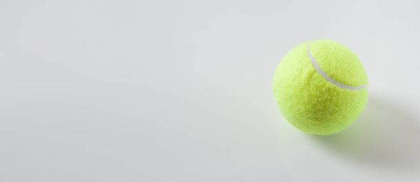  Μπάλα του τένις στο γκρι φόντο. Χώρος για το κείμενό σας - Φωτογραφία, εικόνα