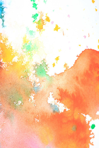 Ein Spritzer Aquarellfarben auf weißem Papier abstrakte Mischfarben wie Wolken als Hintergrund - Foto, Bild
